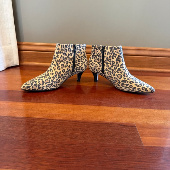 Clarks Lineal Collection Sea Leopard Cheetah Print Ankle Boot, Size 7 - Picture 3 of 12